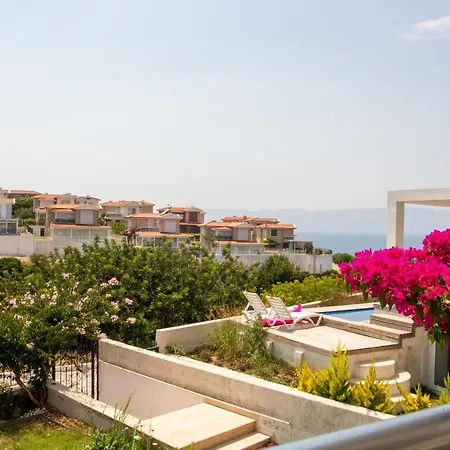 Peaceful House With Refreshing Terrace In Çeşme