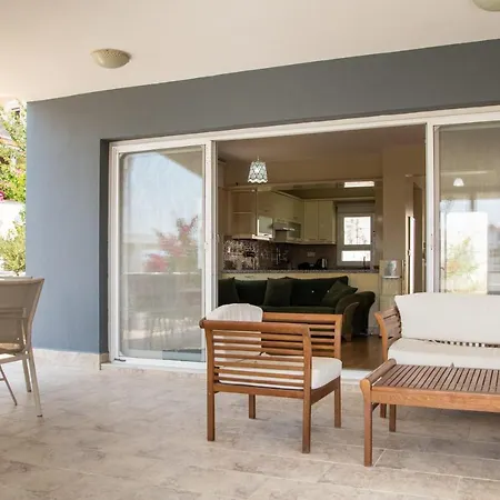 Peaceful House With Refreshing Terrace In Villa