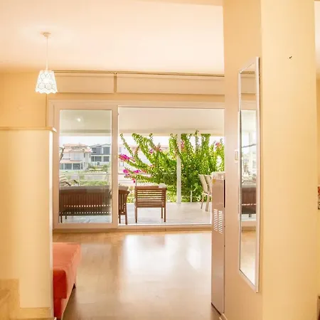 Peaceful House With Refreshing Terrace In Villa