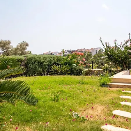 Peaceful House With Refreshing Terrace In Villa *